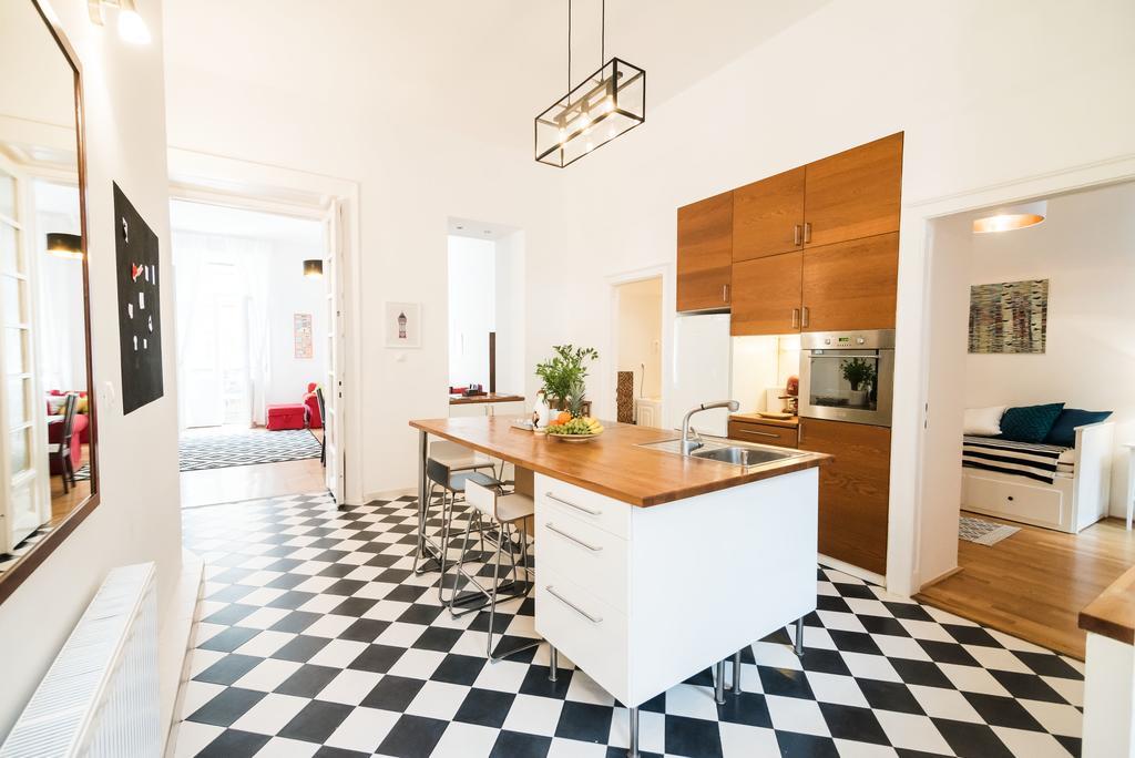 Anker Apartment at Deák Sq. Boedapest Buitenkant foto